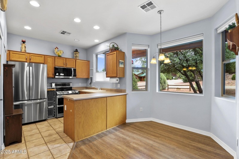 KITCHEN/DINING
