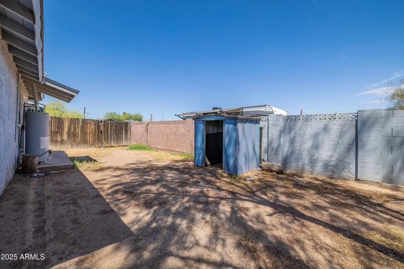 1442 E Polk St - Exterior 02