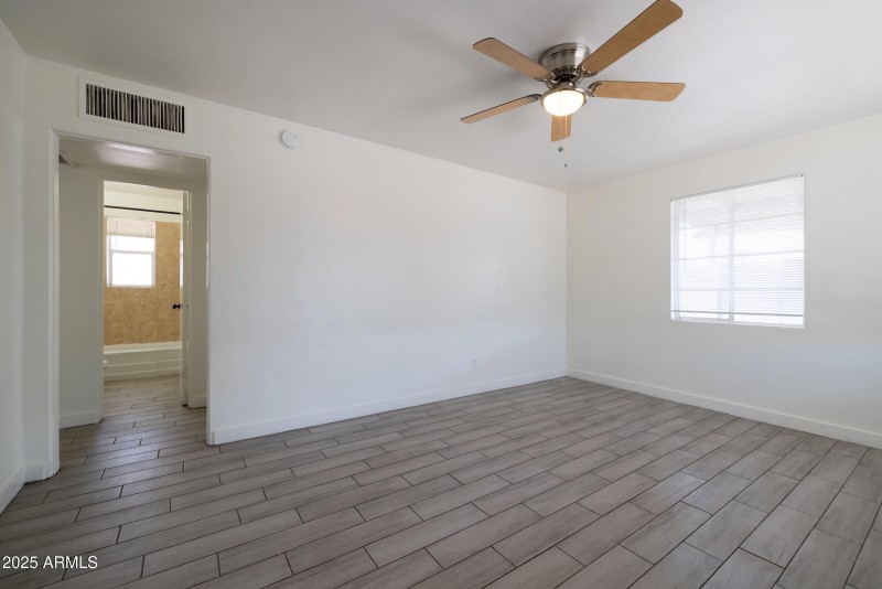 1442 E Polk St - Interior 02
