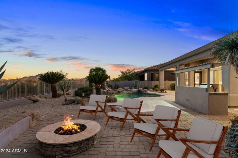 Firepit & Outdoor Kitchen/Grill