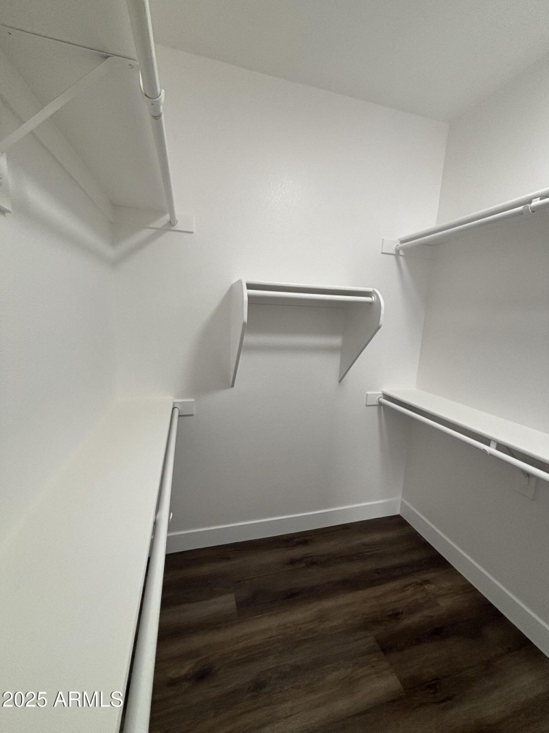 WALK IN CLOSET