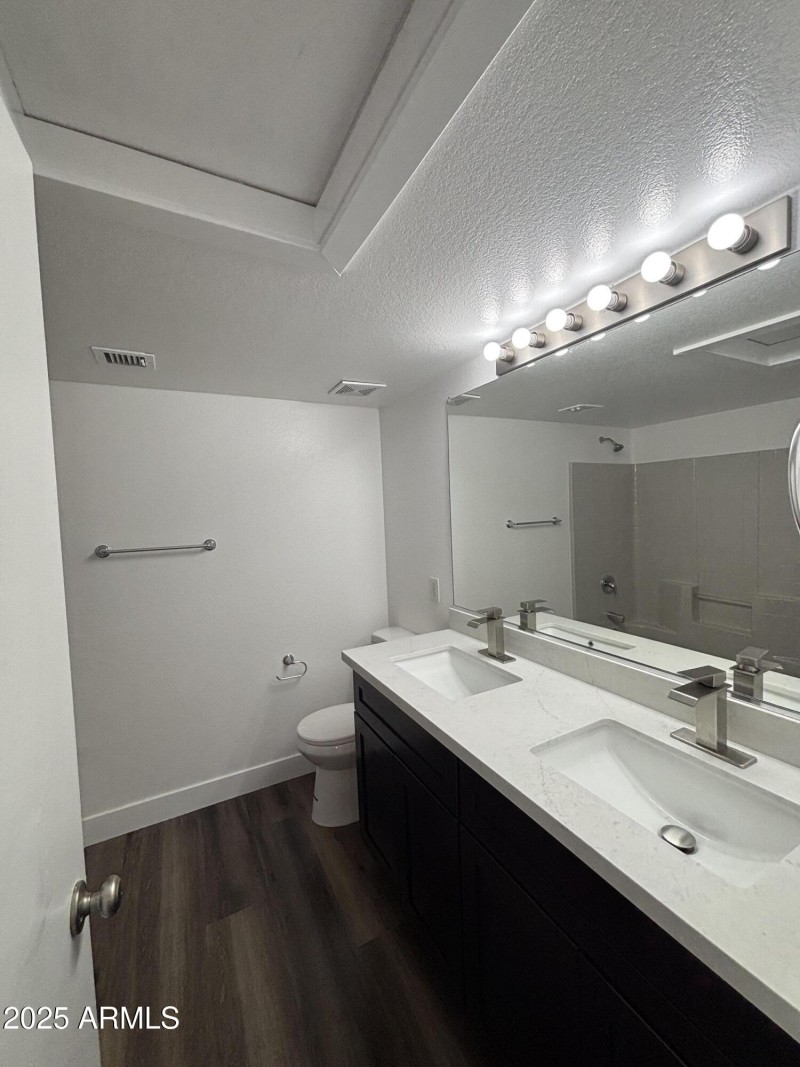 UPSTAIRS BATHROOM2