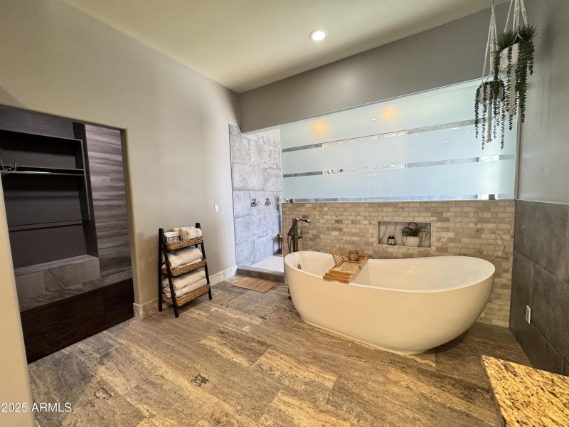 On-Suite Tub 1