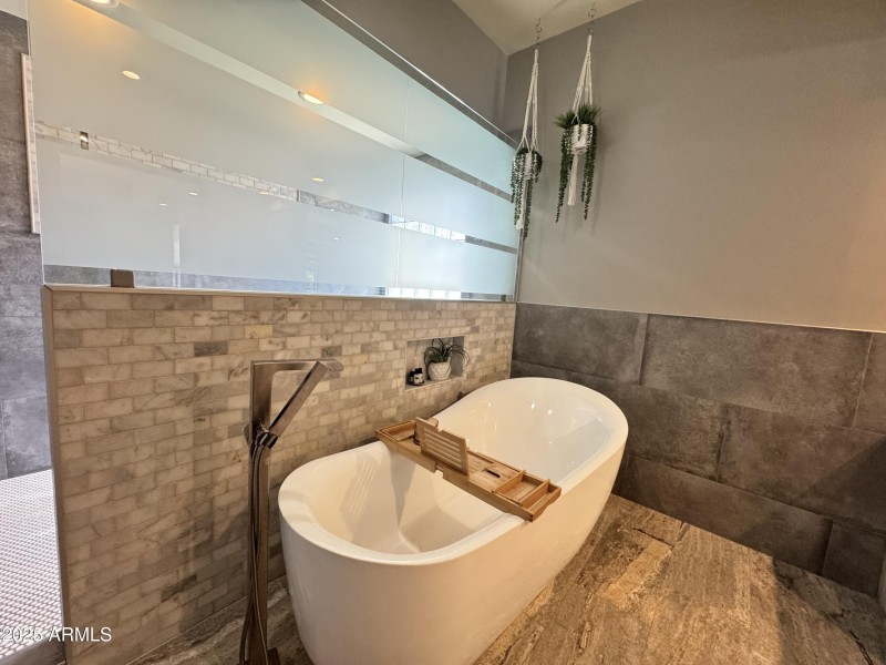 On-Suite Tub 2