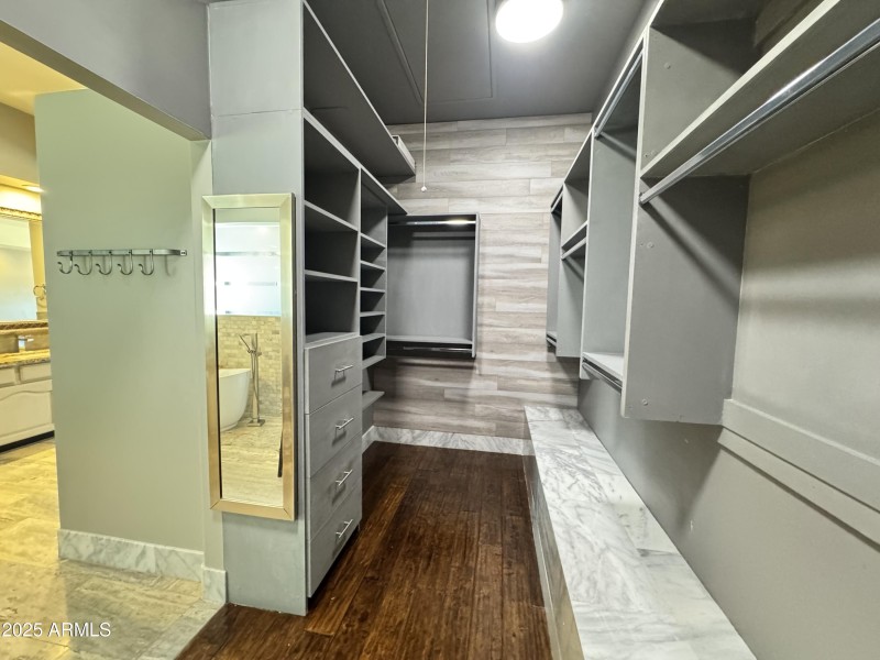 Walk-In Closet 2