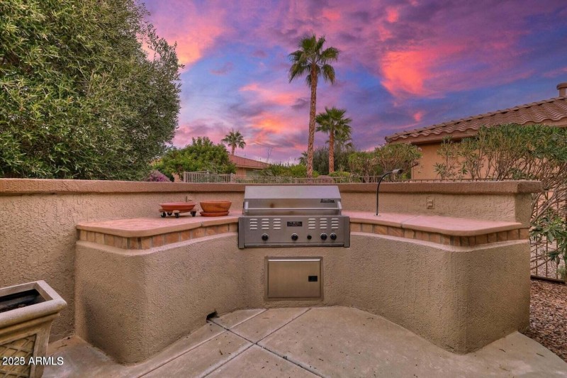 OUTDOOR KITCHEN