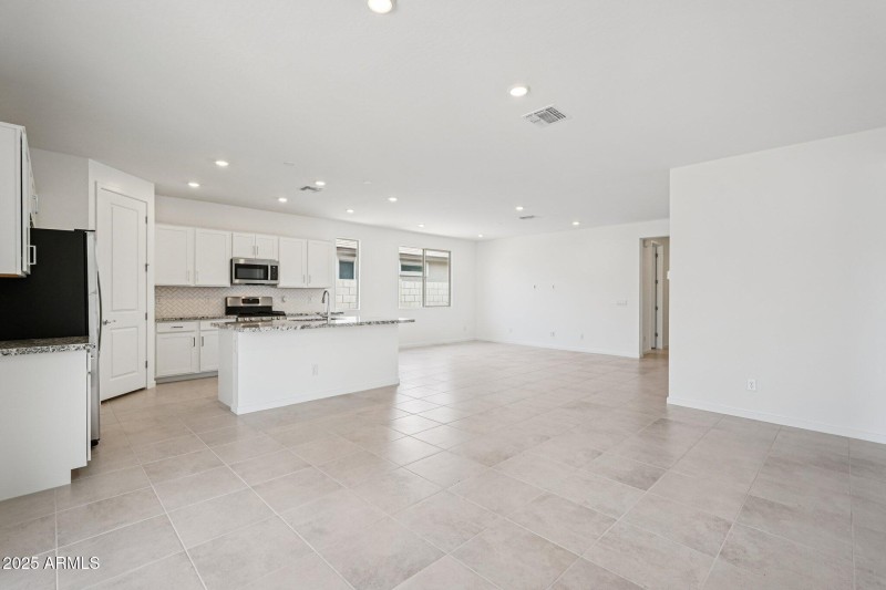 15-web-or-mls-N 226th Ln-S1607-015