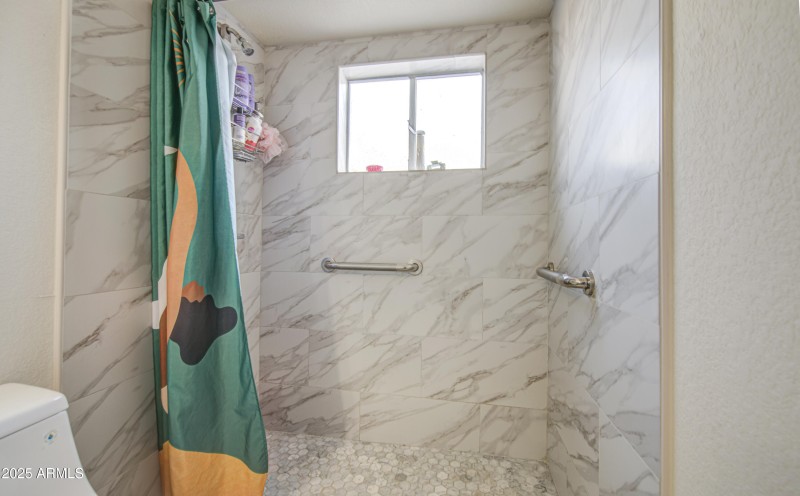 Bathroom 2-pic 3
