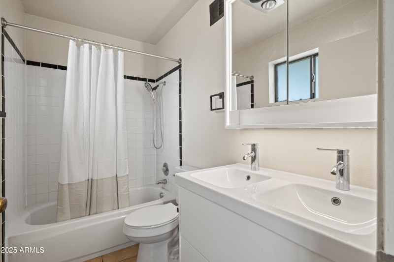 2 Interior 18