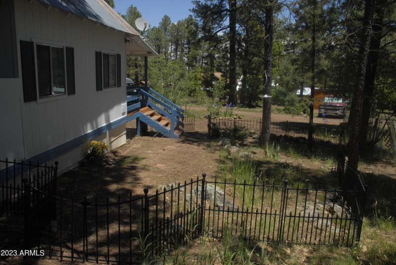 Side fenced yard