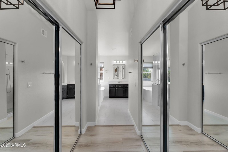 2 Walk-in Closets