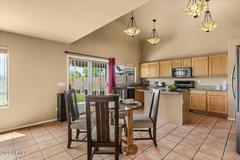17-Dining and Kitchen