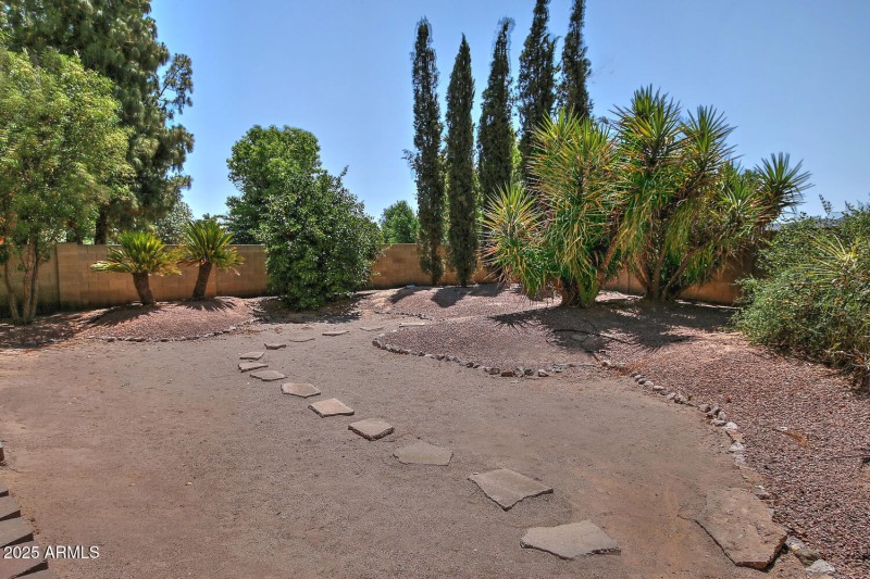 Side Yard-039-044-1500x1000