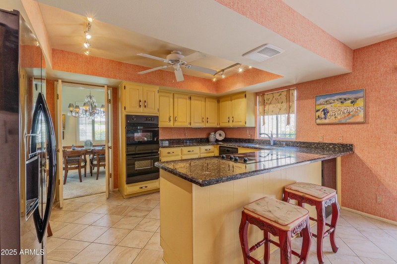 Kitchen w/ double ovens & breakfast bar