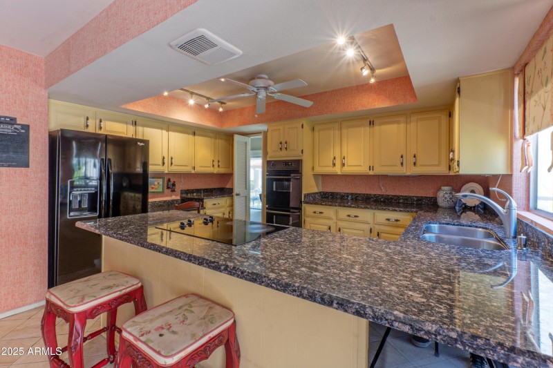 Kitchen w granite counter breakfast bar