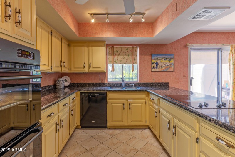 Lots of kitchen cabinets