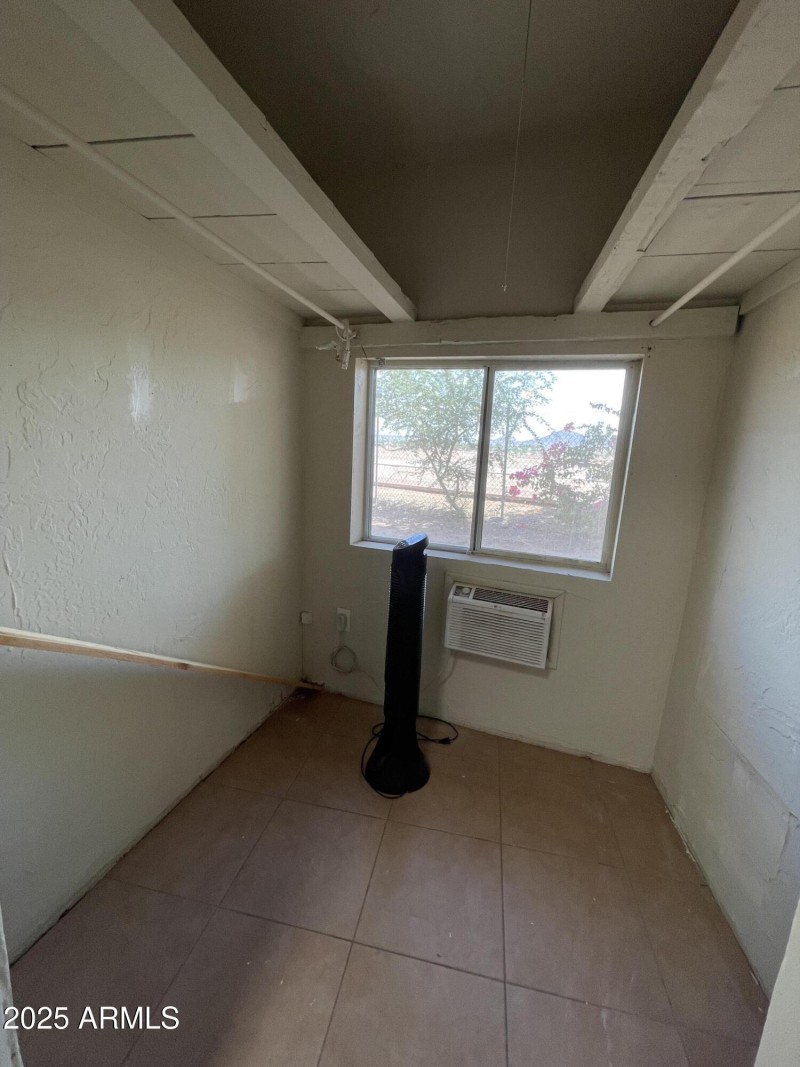 WALK-IN CLOSET UNIT 1
