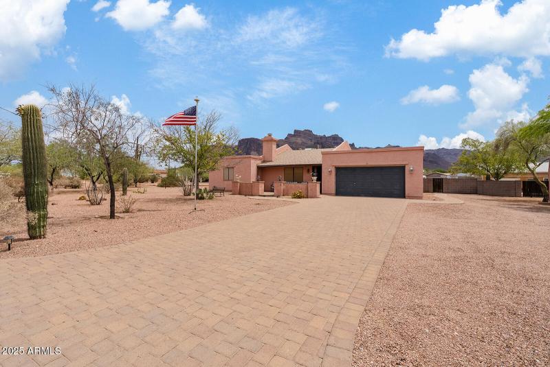 Pavered drivewya to front