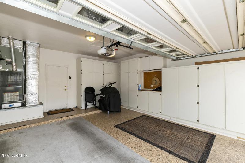 Garage wth built-in cabinets