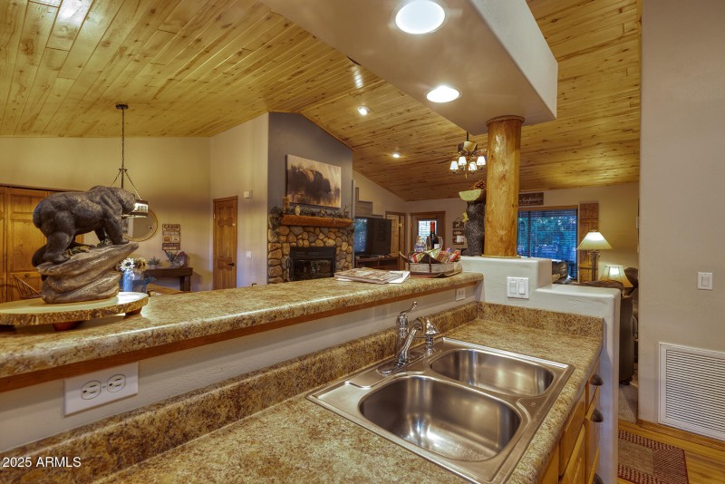 Kitchen with breakfast bar