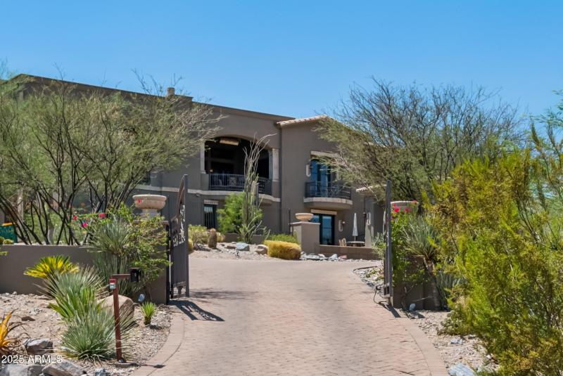 Private gated entry -5738-n-32nd-pl