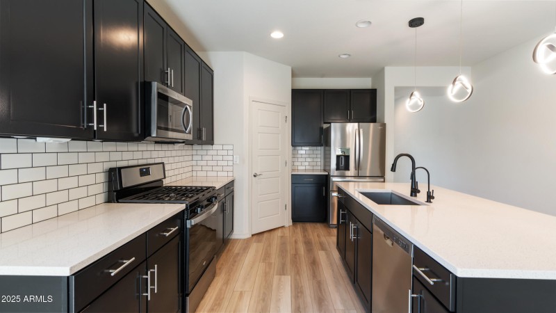 Kitchen w/ Walk-in pantry