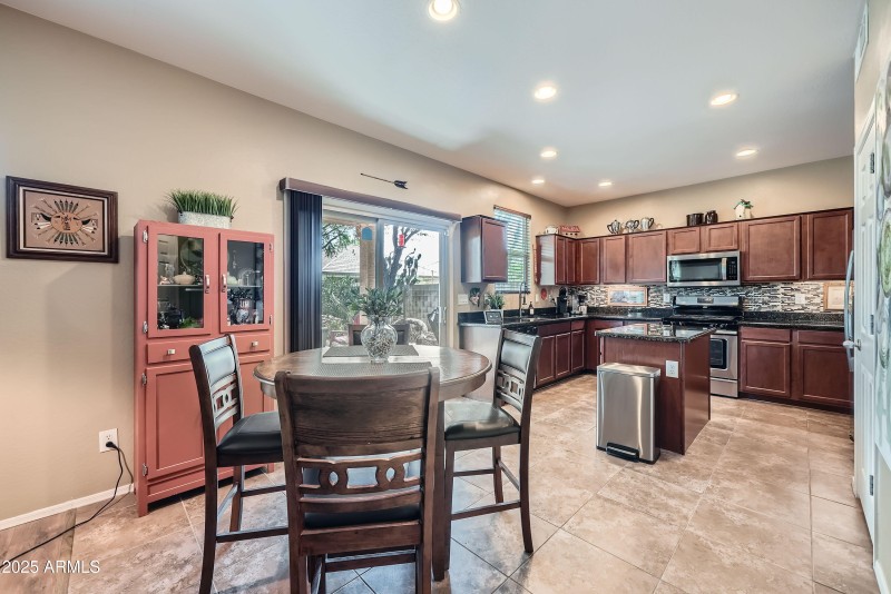 007 - 13 Kitchen