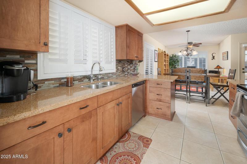 19702 N 98th Ln 07_Kitchen_01