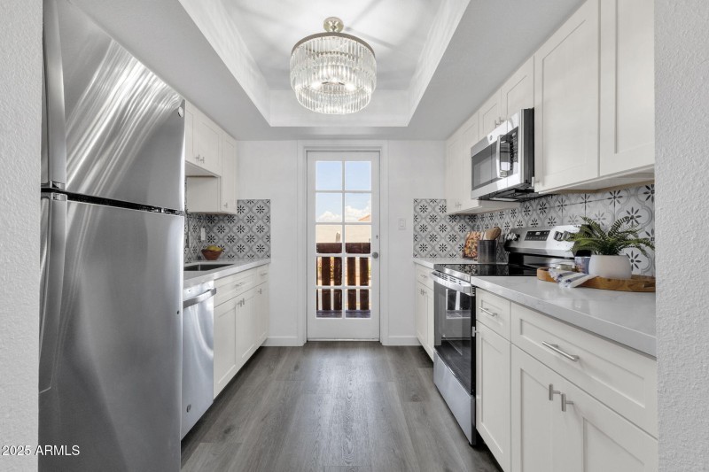 11-web-or-mls-1927-e-hampton-ave-208