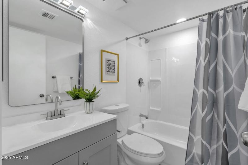 23-web-or-mls-1927-e-hampton-ave-208