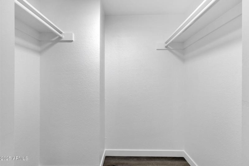 22-web-or-mls-1927-e-hampton-ave-208