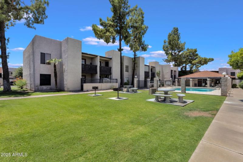 33-web-or-mls-1927-e-hampton-ave-208