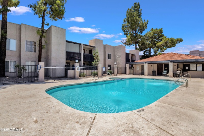 38-web-or-mls-1927-e-hampton-ave-208