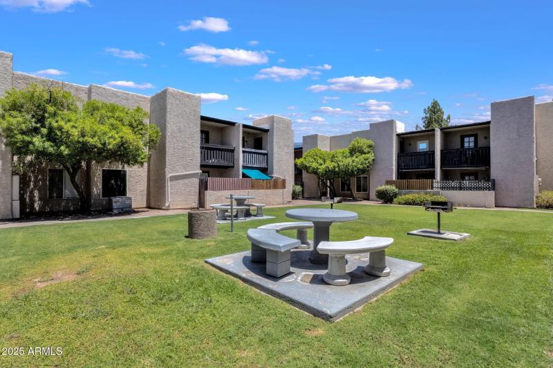 37-web-or-mls-1927-e-hampton-ave-208