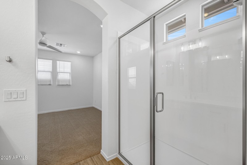 19)MASTER BATH UP