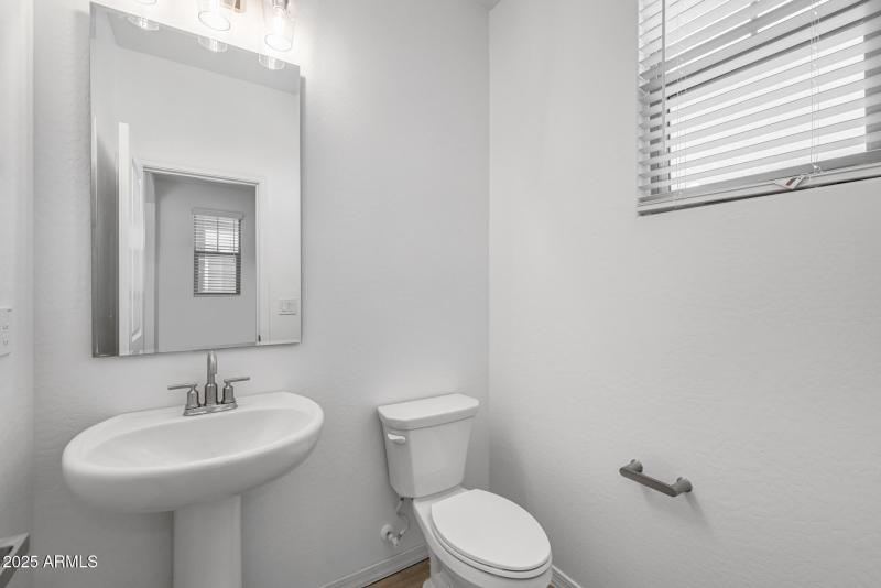 23)POWDER ROOM