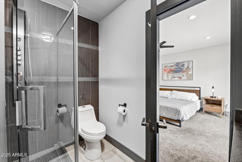 Secondary primary en suite