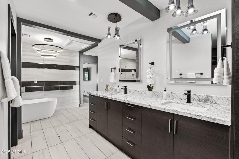 Main primary vanity & tub