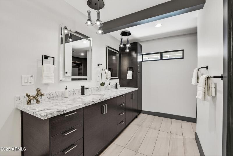 Main primary dual sinks w/ storage