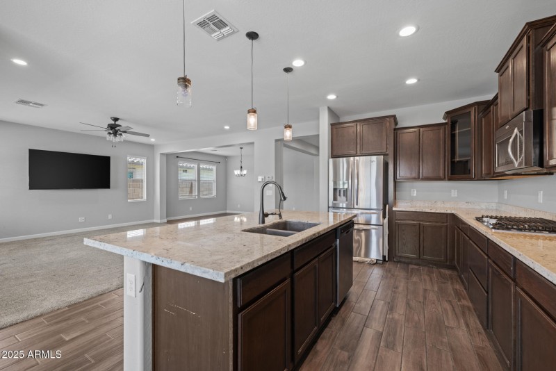 10)KITCHEN