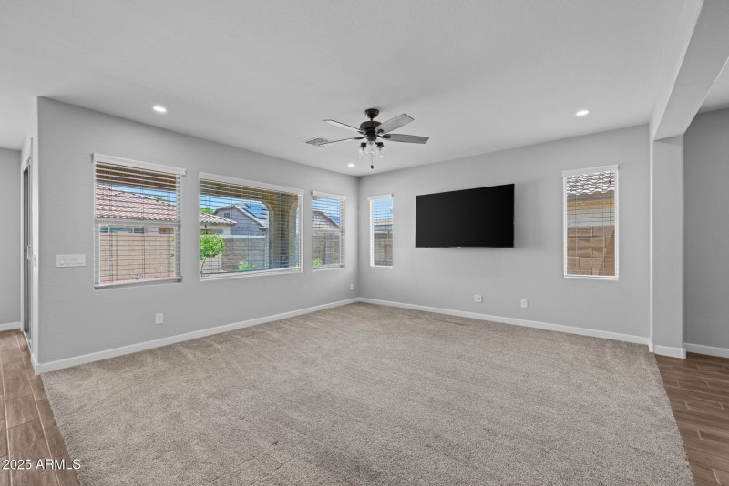 13)FAMILY ROOM