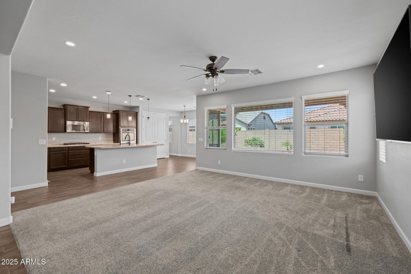 16)FAMILY ROOM