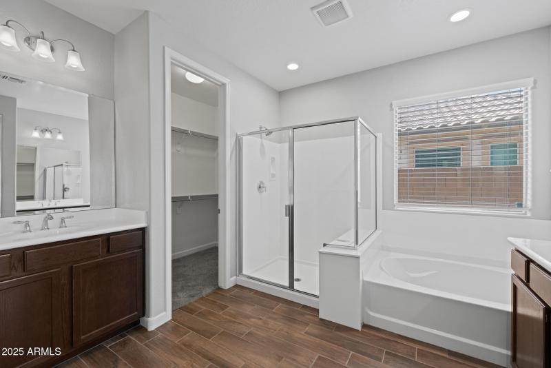 19)MASTER BATH