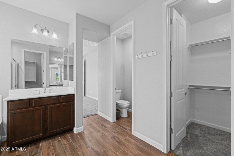 20)MASTER BATH