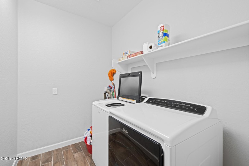 28)LAUNDRY ROOM
