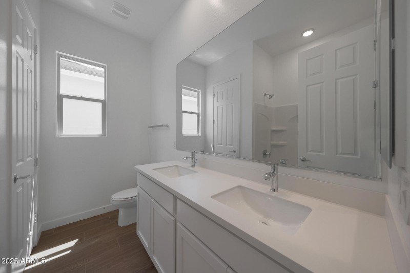 PHX_Landmarke_Lot1203_Crimson_294_Bath2