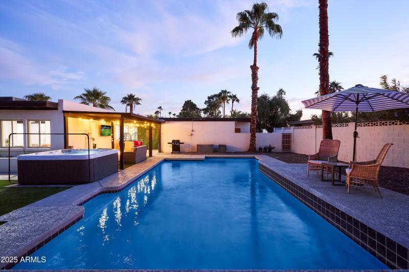 PropertyImageCo_6612EPresidioRd_Twilight