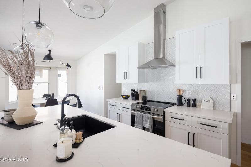 PROPERTYIMAGECO_5502EGrandviewRd_WEB-16