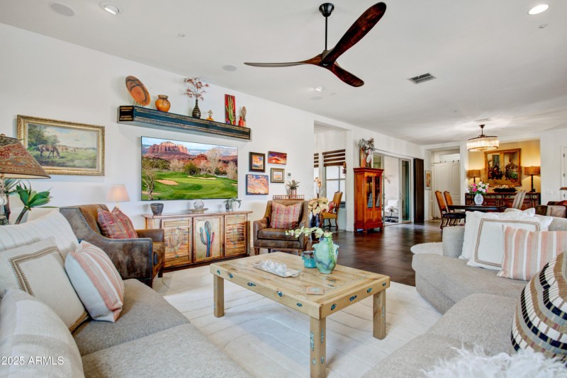 004_Living Room