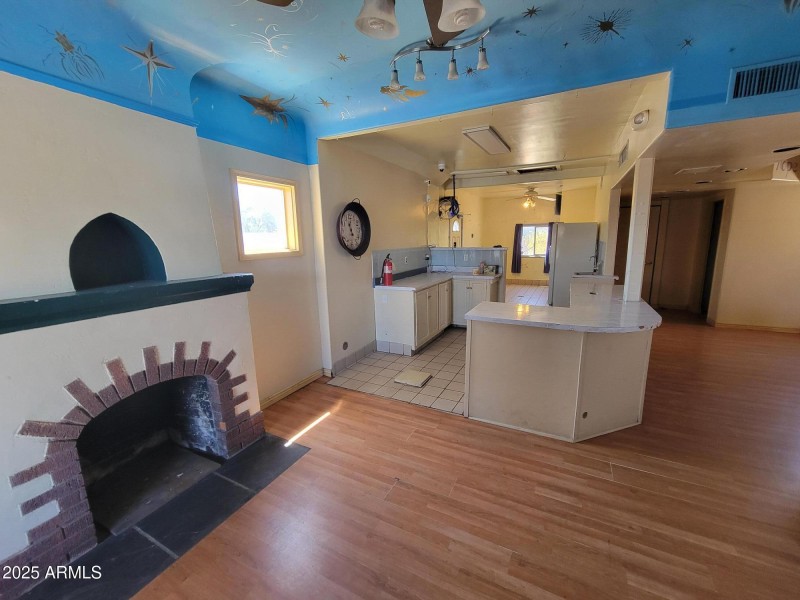 Fireplace nr Kitchen
